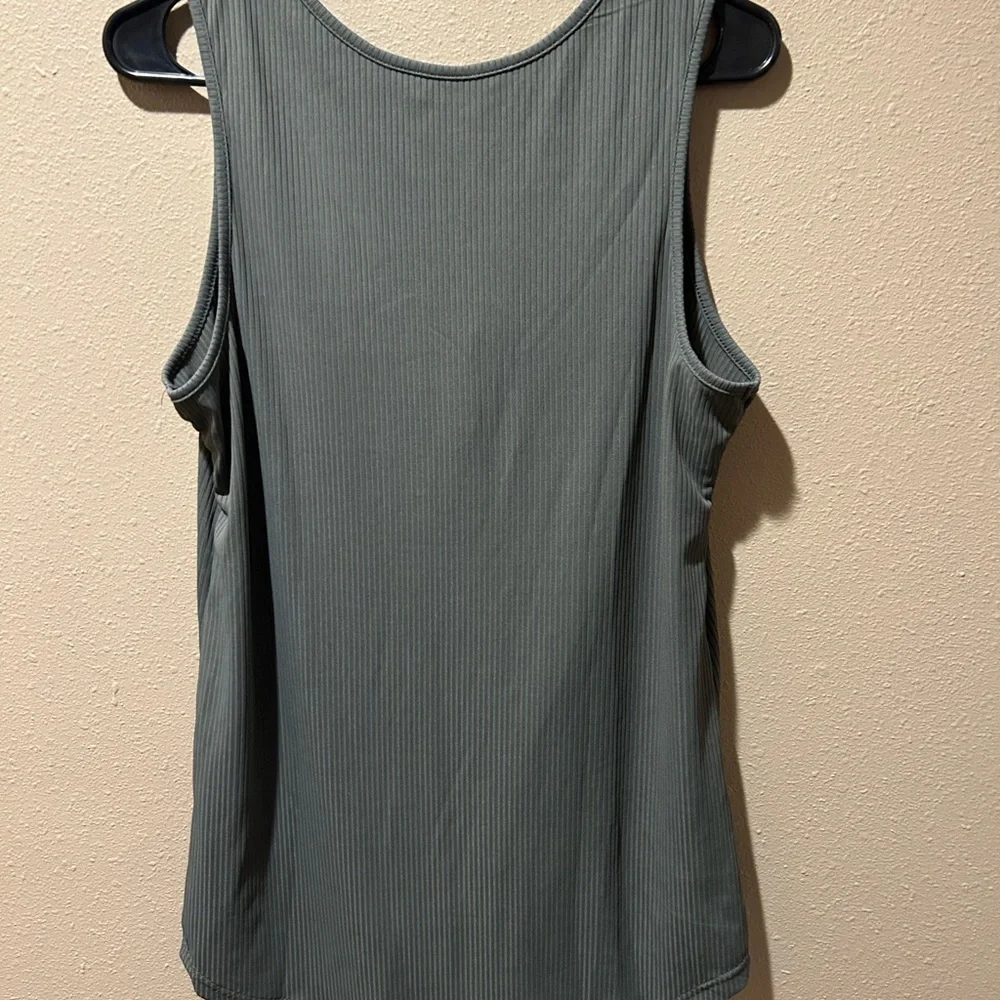 Super‎ Cute Tank - Picture 2 of 4